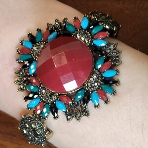 Vintage Style Bracelet With A Colorful, Faceted Cabachon Floral Design